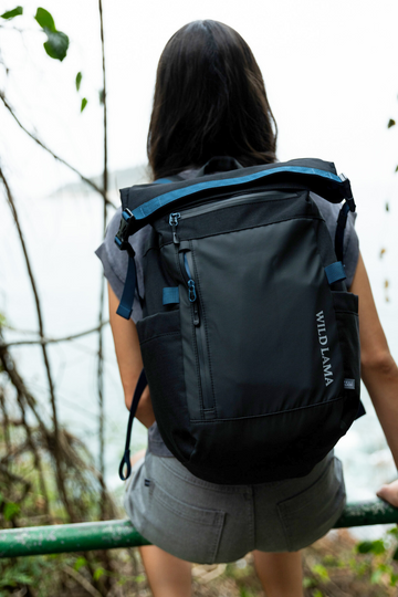 Mochila Travel Oca Reciclada Negra y Azul 27 Lts.