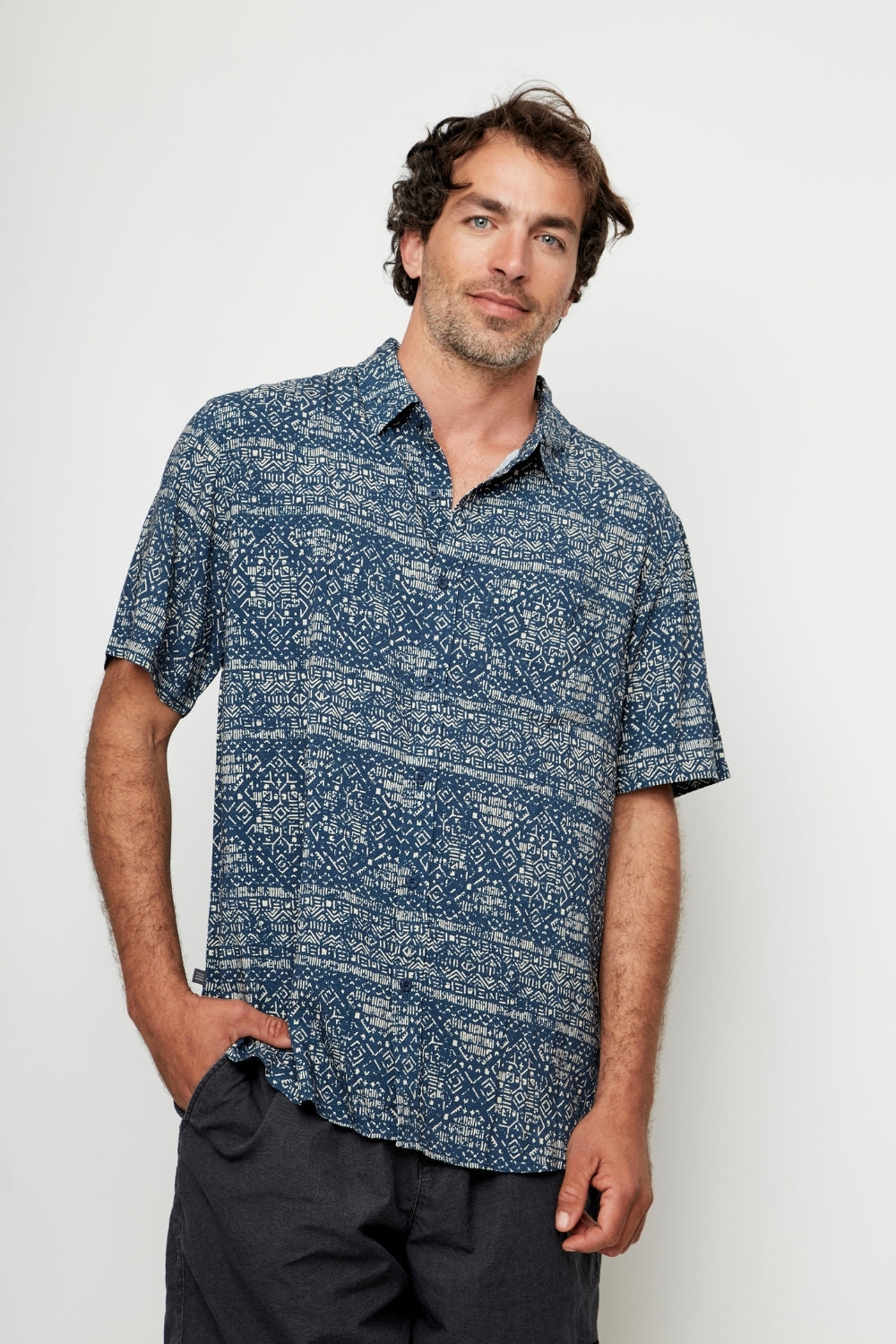 Guayabera Mero Tribal Azul Crudo Hombre ECOVERO™