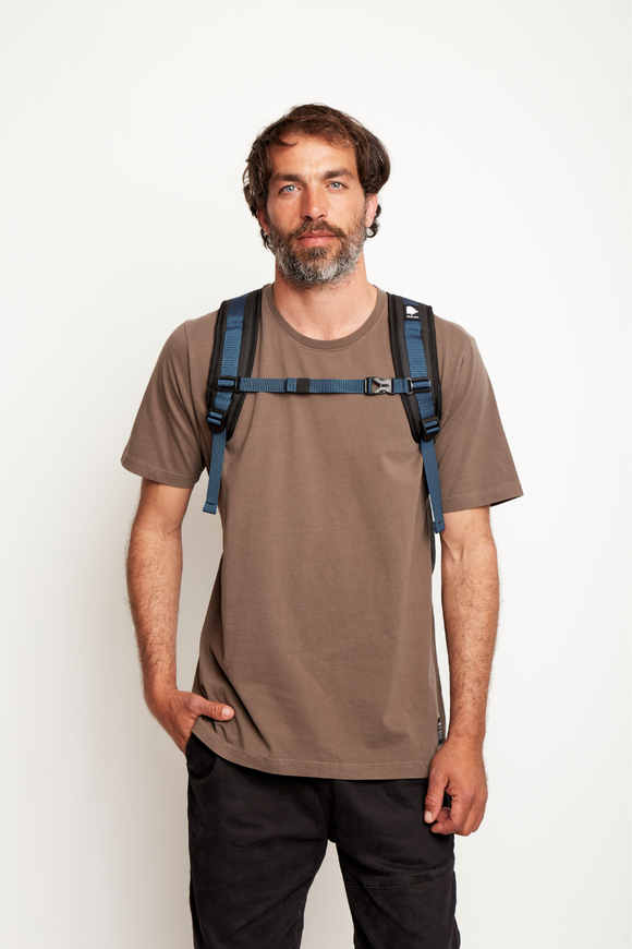 Mochila Travel Nera Reciclada Negra y Azul 16 Lts.