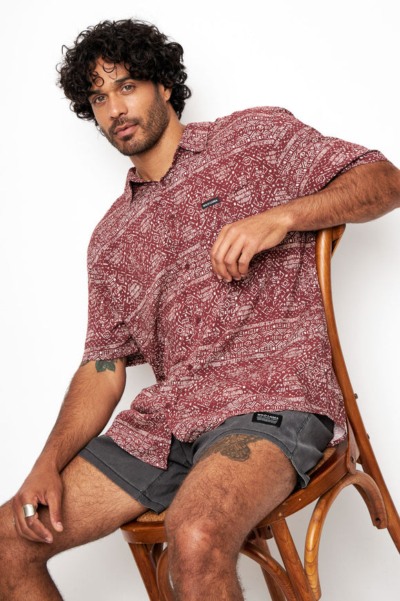 Camisa Mero Tribal Crudo Burdeo Hombre ECOVERO™