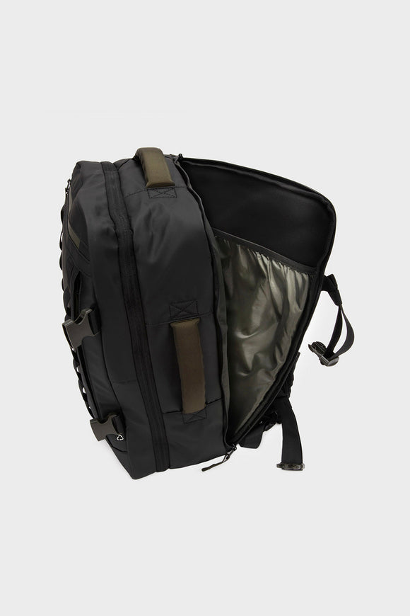 Mochila Travel Baku M Reciclada Negra 26L.