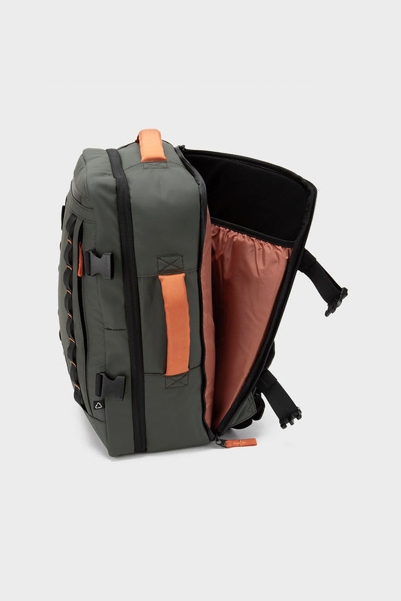 Mochila Travel Baku M Reciclada Verde 26 L.