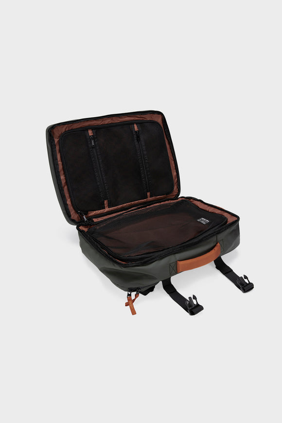 Mochila Travel Baku M Reciclada Verde 26 L.