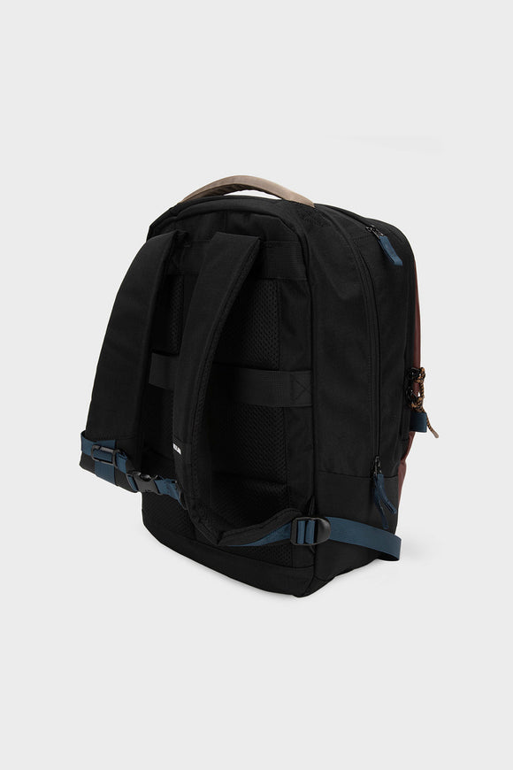 Mochila Travel Nala M Reciclada Burdeo 32L.