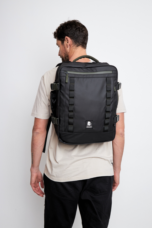 Mochila Travel Baku M Reciclada Negra 26L.