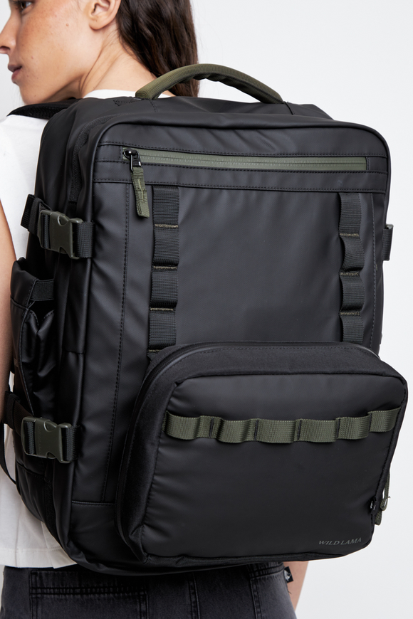 Mochila Travel Baku M Reciclada Negra 26L.