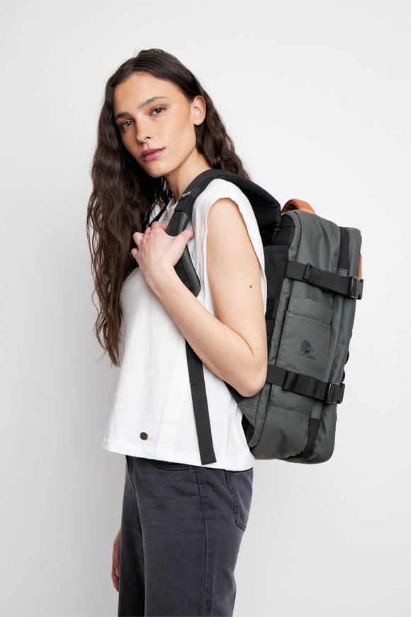 Mochila Travel Baku M Reciclada Verde 26 L.