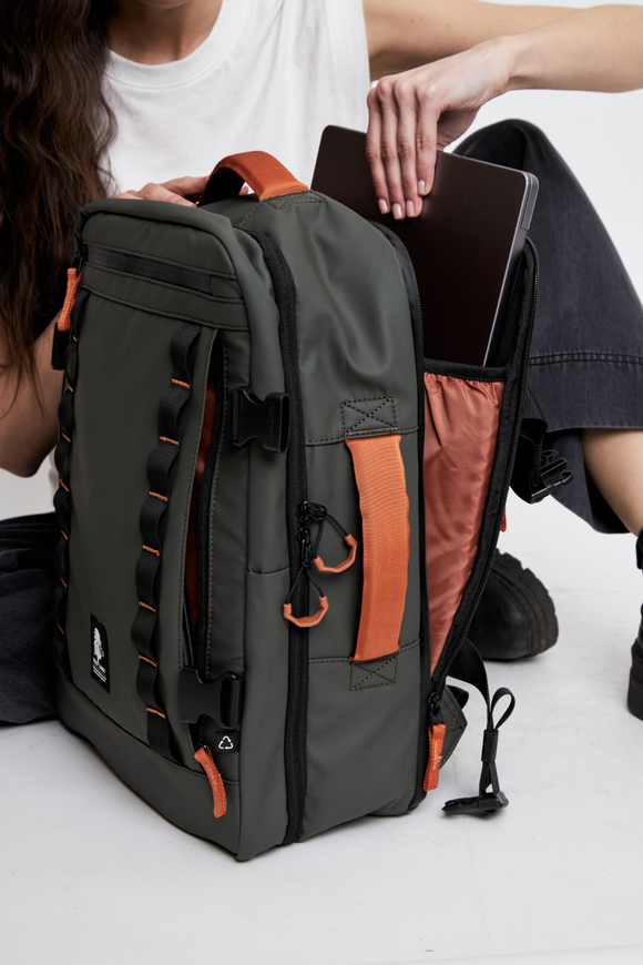 Mochila Travel Baku M Reciclada Verde 26 L.