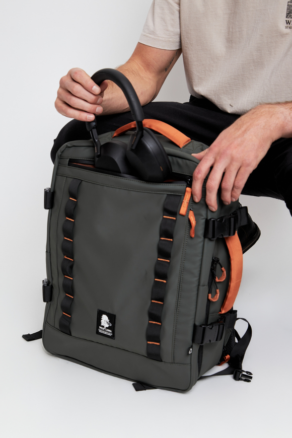 Mochila Travel Baku M Reciclada Verde 26 L.