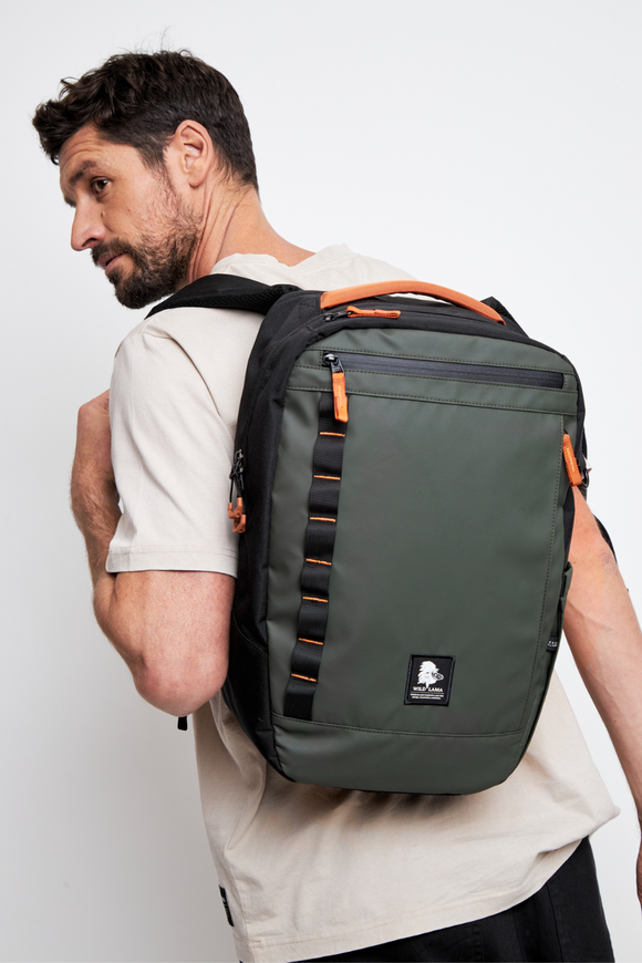 Mochila Travel Baku S Reciclada Verde 21L.