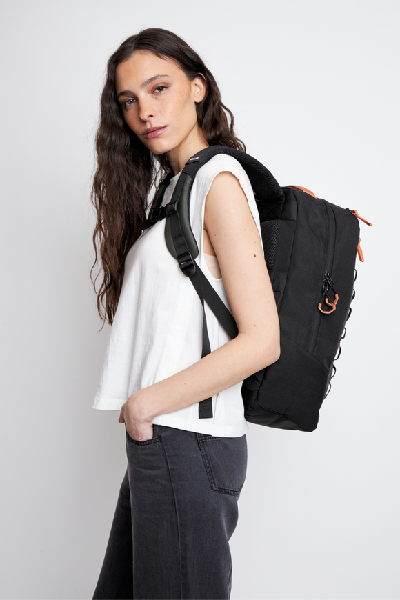 Mochila Travel Baku S Reciclada Verde 21L.