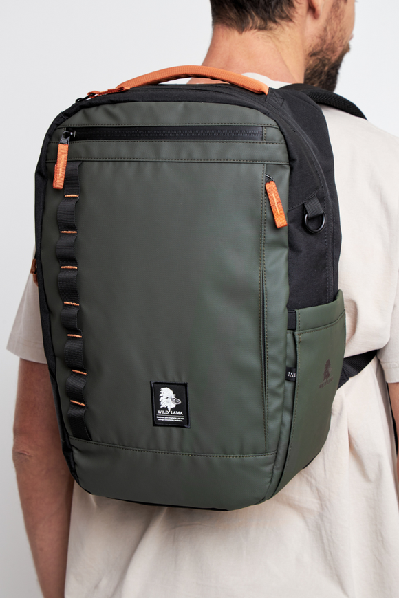 Mochila Travel Baku S Reciclada Verde 21L.