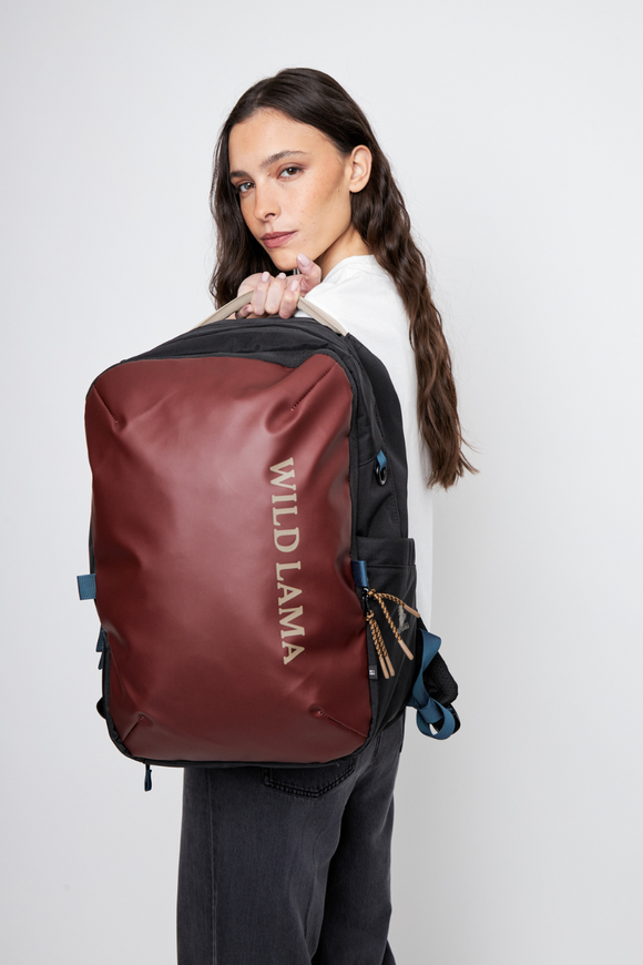 Mochila Travel Nala M Reciclada Burdeo 32L.