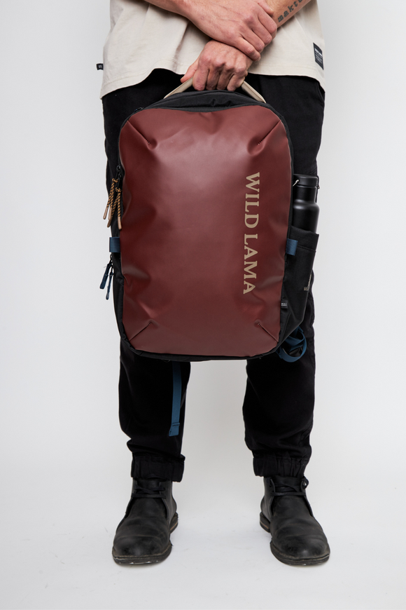 Mochila Travel Nala M Reciclada Burdeo 32L.