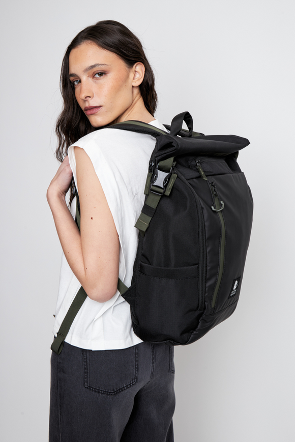 Mochila Travel Oca Reciclada Negra 24L.